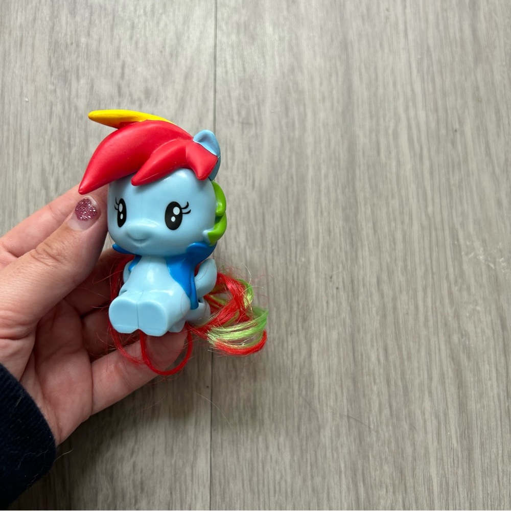 Small plastic rainbow dash